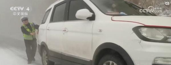 融雪消冰、警车压速……完善细化举措 雪“警”护航群众平安出行