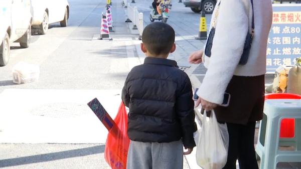 在昆明租个仓库就想卖烟花?查处! 在昆明租个仓库就想卖烟花?查处!