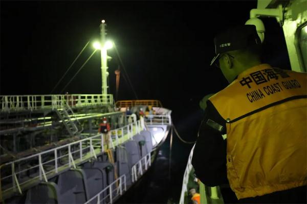 一外籍船舶违反规定抛锚,上海海警局立案调查!现场画面→ 一外籍船舶违反规定抛锚,上海海警局立案调查!现场画面→