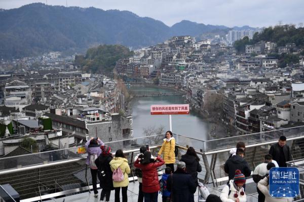 新华全媒+｜“小站”忙迎客 春运气象新