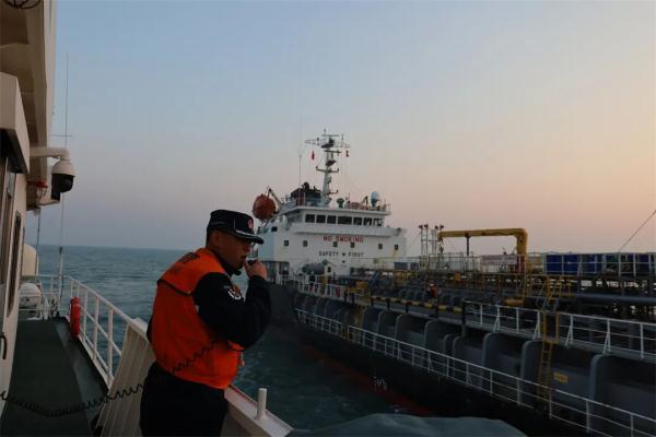 一外籍船舶违反规定抛锚,上海海警局立案调查!现场画面→ 一外籍船舶违反规定抛锚,上海海警局立案调查!现场画面→