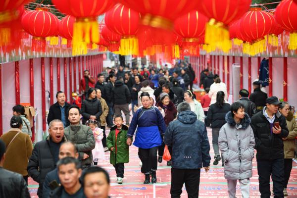 新华鲜报丨“村晚”开场!中国乡村文化IP释放新活力 新华鲜报丨“村晚”开场!中国乡村文化IP释放新活力