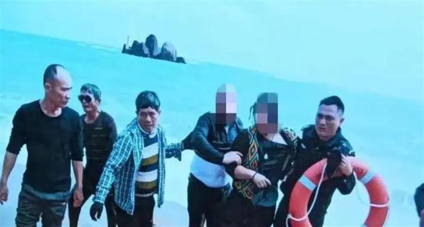 男童被海浪卷走，父母去救也遇险！4人冲入2米多高海浪……