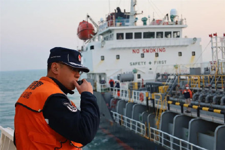 一外籍船舶违反规定抛锚上海海警局立案调查