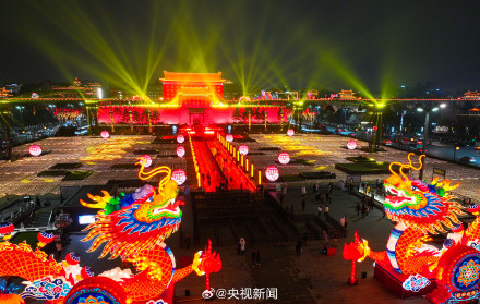 西安18米高巨型龙灯霸气亮相