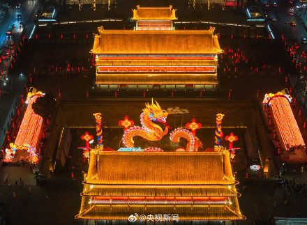 西安18米高巨型龙灯霸气亮相