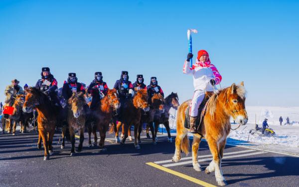 冰雪之花在草原绽放——“十四冬”火炬传递活动侧记 冰雪之花在草原绽放——“十四冬”火炬传递活动侧记
