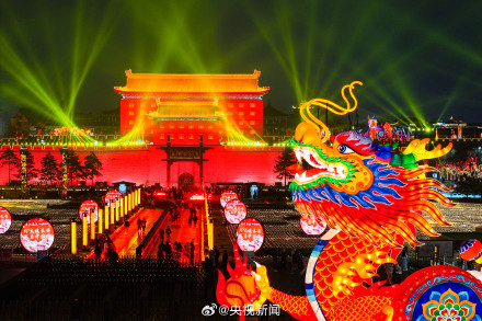 西安18米高巨型龙灯霸气亮相