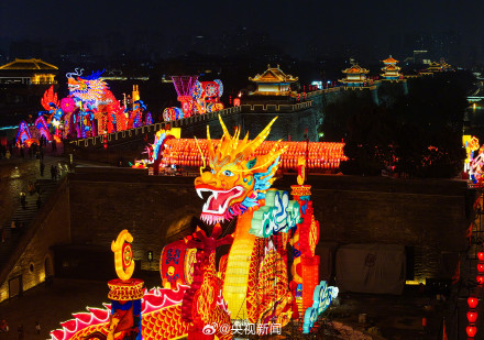 西安18米高巨型龙灯霸气亮相