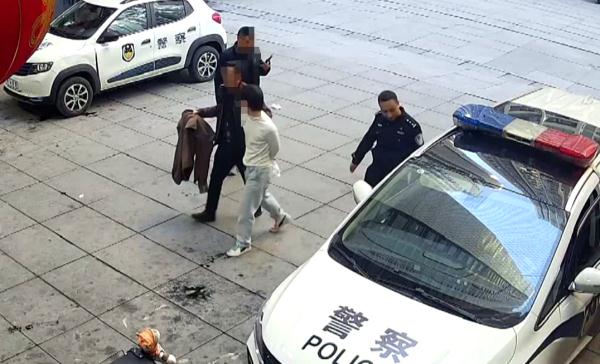 贵阳车主停车一小时，车内贵重物品不见了！年关了千万注意→