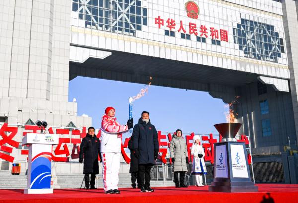 冰雪之花在草原绽放——“十四冬”火炬传递活动侧记 冰雪之花在草原绽放——“十四冬”火炬传递活动侧记