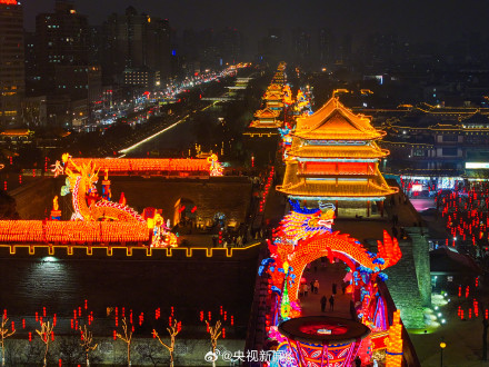 西安18米高巨型龙灯霸气亮相