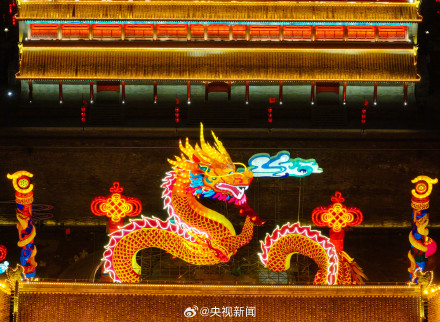 西安18米高巨型龙灯霸气亮相