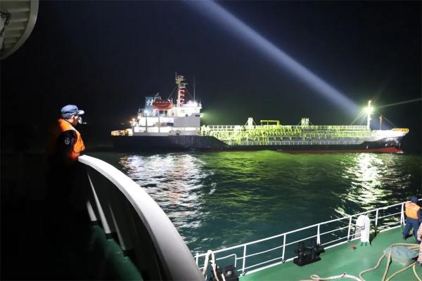 一外籍船舶违反规定抛锚,上海海警局立案调查!现场画面→ 一外籍船舶违反规定抛锚,上海海警局立案调查!现场画面→