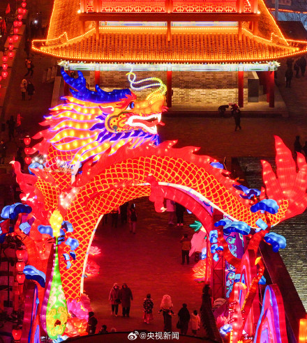 西安18米高巨型龙灯霸气亮相