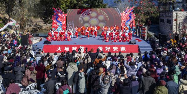 新华鲜报丨“村晚”开场!中国乡村文化IP释放新活力 新华鲜报丨“村晚”开场!中国乡村文化IP释放新活力