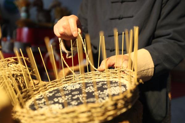 新春走基层丨芦苇变身记