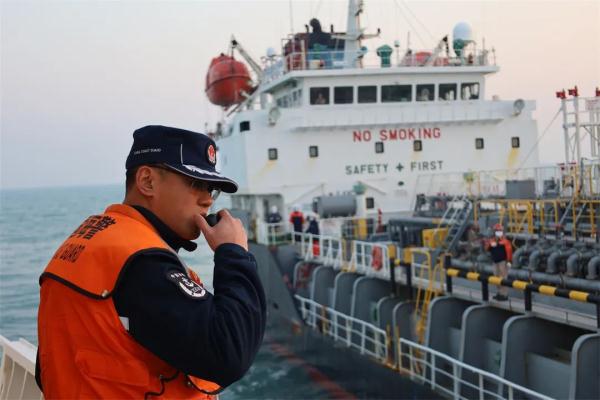 一外籍船舶违反规定抛锚,上海海警局立案调查!现场画面→ 一外籍船舶违反规定抛锚,上海海警局立案调查!现场画面→