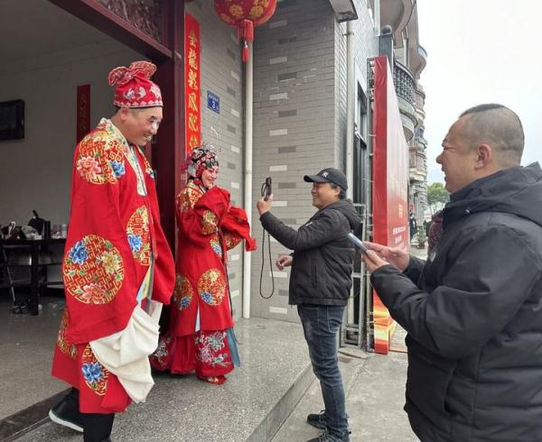 台上是乡音 台下是乡情 台上是乡音 台下是乡情