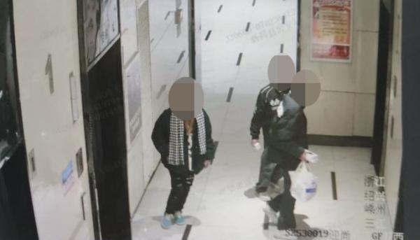 蟊贼夜晚“开盲盒”拉车门，没想到还真得手了