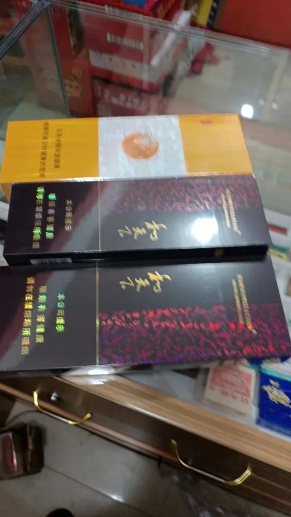 蟊贼夜晚“开盲盒”拉车门，没想到还真得手了