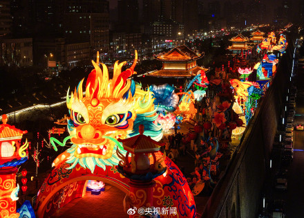 西安18米高巨型龙灯霸气亮相