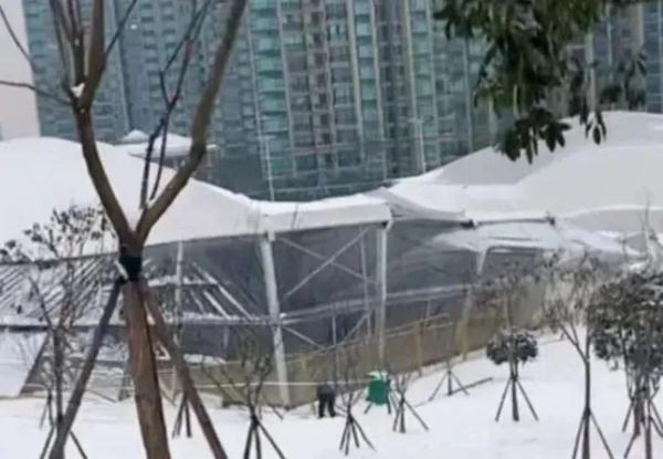 河南一体育馆被大雪压塌！当地居民称，听到很大的响声