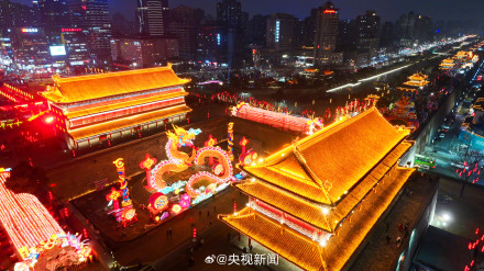 西安18米高巨型龙灯霸气亮相