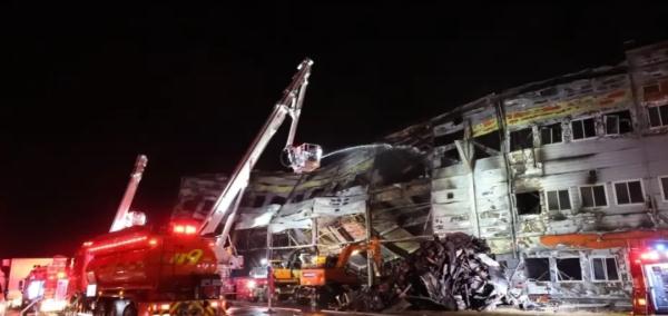 韩国突发！工厂起火倒塌，2名消防员遇难！