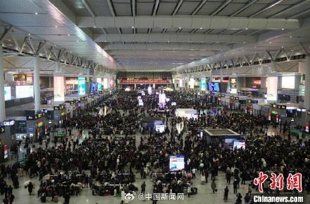 多地火车站候车室开启通宵服务