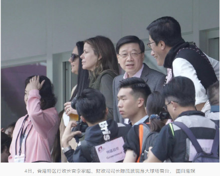 梅西来了!港媒:李家超穿粉红色衬衫到场,梁朝伟邓紫棋等艺人现身 梅西来了!港媒:李家超穿粉红色衬衫到场,梁朝伟邓紫棋等艺人现身