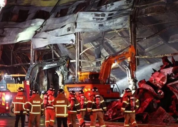 韩国突发！工厂起火倒塌，2名消防员遇难！