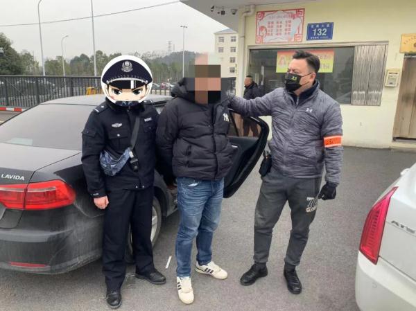 合唱“铁窗泪”！“体贴”大哥到看守所看望小弟被抓