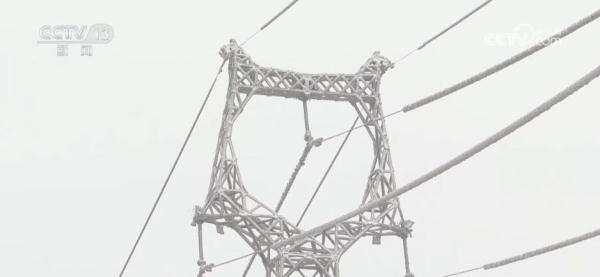 无人机、机器人……科技手段助力配电线路“破冰减负” 保障电网安全运行