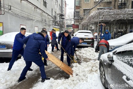 暴雪过后武汉消防员们随处可见 暴雪过后武汉消防员们随处可见