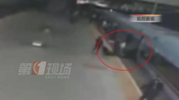 春运赶车莫慌!已发生2起儿童意外,警方提醒 春运赶车莫慌!已发生2起儿童意外,警方提醒