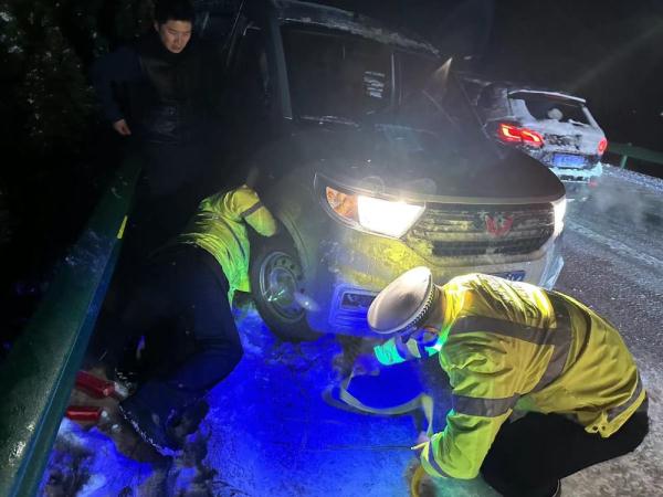 保春运 保民生 保安全——安徽全力应对暴雪冰冻天气 保春运 保民生 保安全——安徽全力应对暴雪冰冻天气