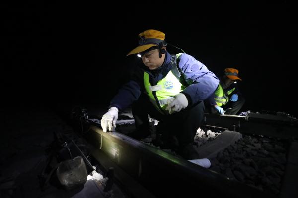 春运路上的“钢轨B超医生”守护平安回家路