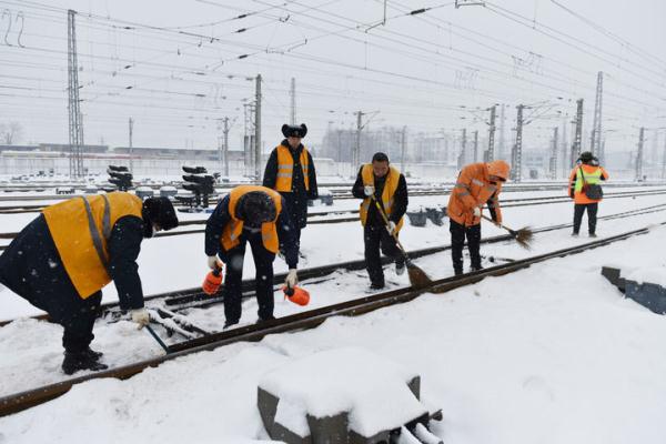 保春运 保民生 保安全——安徽全力应对暴雪冰冻天气 保春运 保民生 保安全——安徽全力应对暴雪冰冻天气