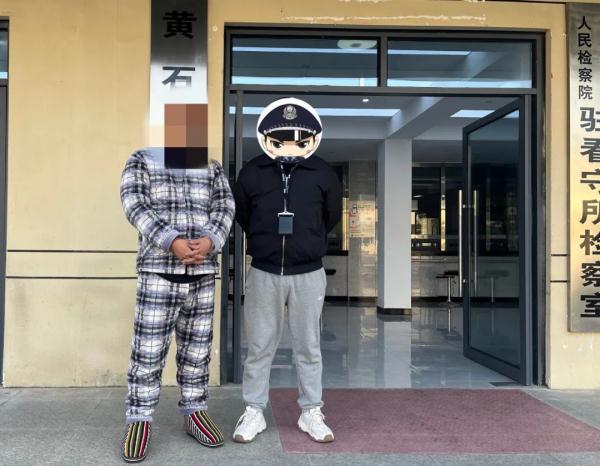 合唱“铁窗泪”！“体贴”大哥到看守所看望小弟被抓