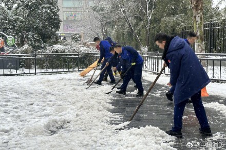 暴雪过后武汉消防员们随处可见 暴雪过后武汉消防员们随处可见