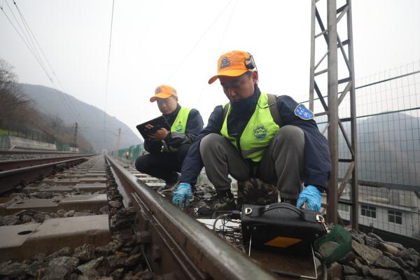 春运路上的“钢轨B超医生”守护平安回家路