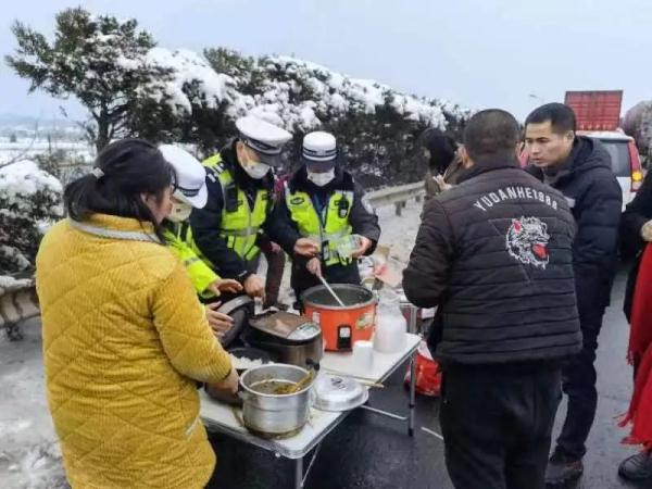 还将有暴雪、冻雨！湖北各地交警全力迎战
