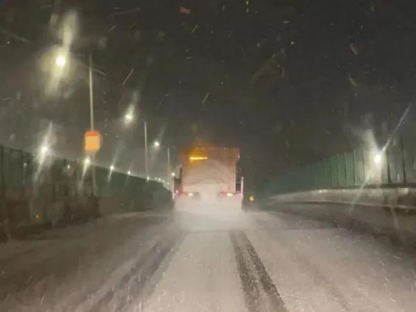 除冰雪,保通畅!他们通宵守护“宁” 除冰雪,保通畅!他们通宵守护“宁”