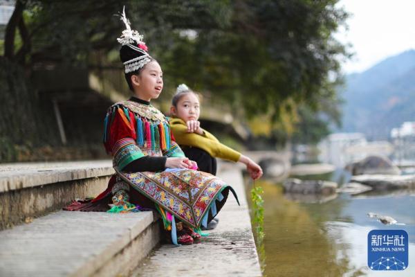 侗寨女孩追梦“村超村晚” 侗寨女孩追梦“村超村晚”