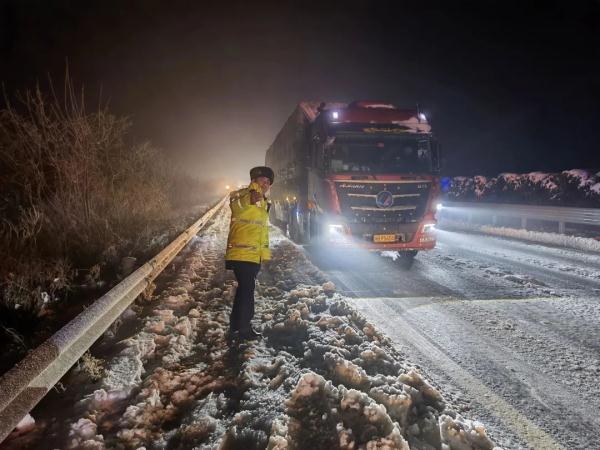 还将有暴雪、冻雨！湖北各地交警全力迎战