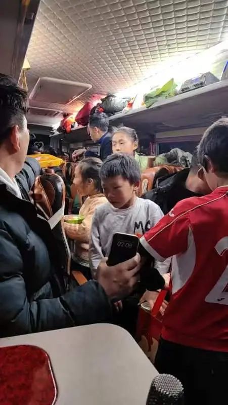 护送!“警察叔叔,这是我吃过最暖心的泡面……” 护送!“警察叔叔,这是我吃过最暖心的泡面……”