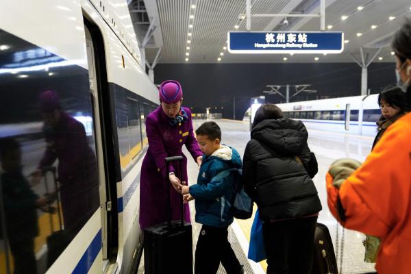 夜幕下的“红眼高铁” 满载乡愁的归家路