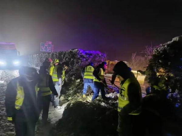 还将有暴雪、冻雨！湖北各地交警全力迎战