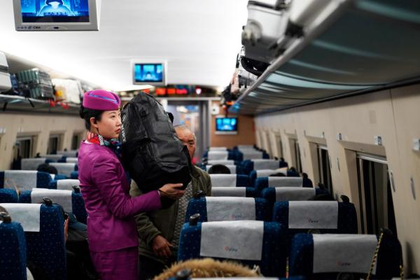 夜幕下的“红眼高铁” 满载乡愁的归家路